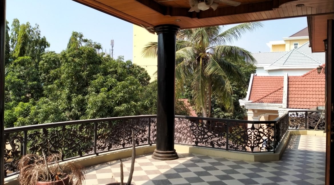 Five Bedrooms Villa in the Residential Area for rent in Toul Kork (14)