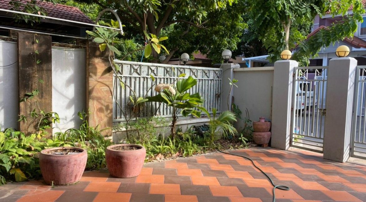 3 Bedrooms Villa for Rent in Bassac Garden, Tonle Bassac Area (1)