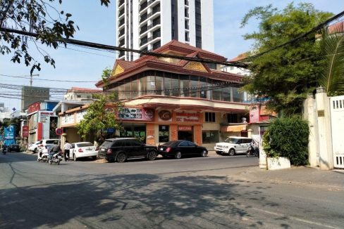 Corner Commercial Villa for Rent in Boeung Trobaek