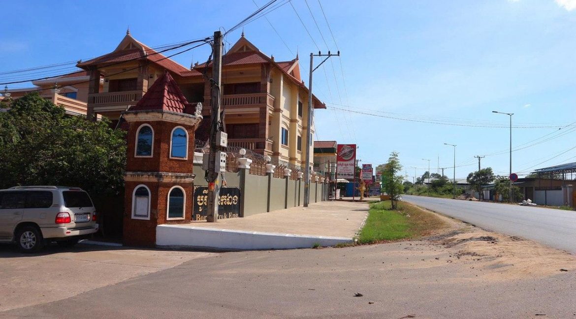 Corner Villa for Sale in Preak Ang (1)