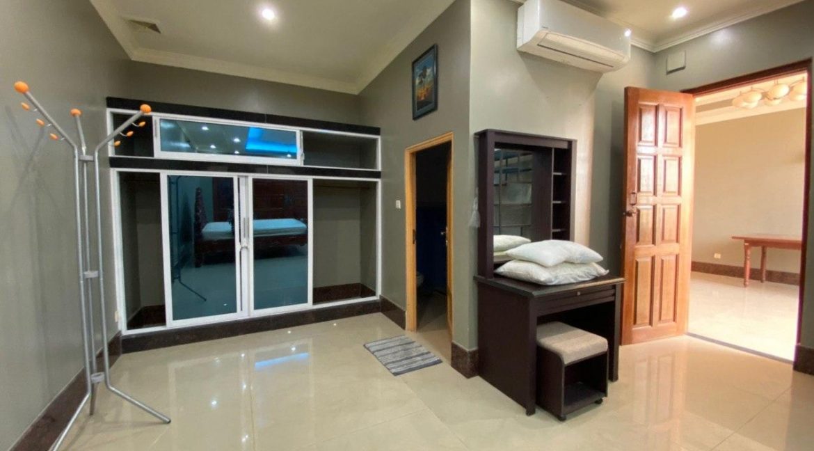 Corner Villa for Sale in Preak Ang (10)