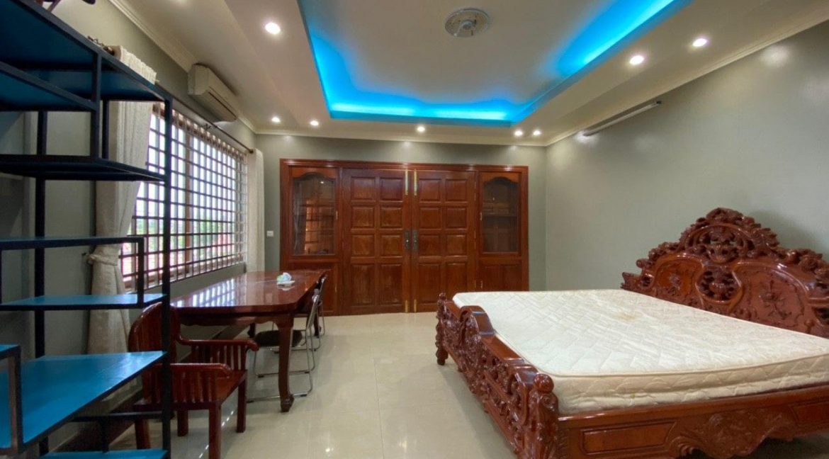 Corner Villa for Sale in Preak Ang (11)