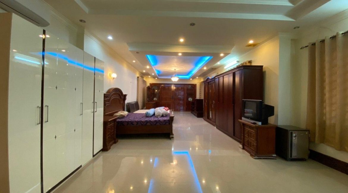 Corner Villa for Sale in Preak Ang (12)