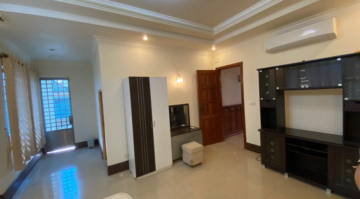 Corner Villa for Sale in Preak Ang (9)