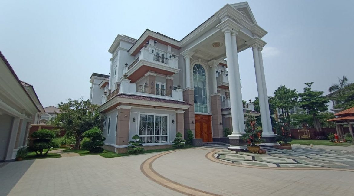 King A Corner Villa For Sale In Borey Peng Huoth Boeng Snor (1)