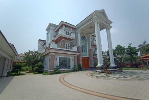 King A Corner Villa For Sale In Borey Peng Huoth Boeng Snor (1)