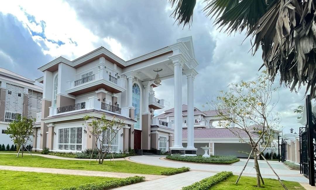 Luxury KIng A Villa For Sale In Borey Peng Huoth Boeng Snor Eco Melody (1)