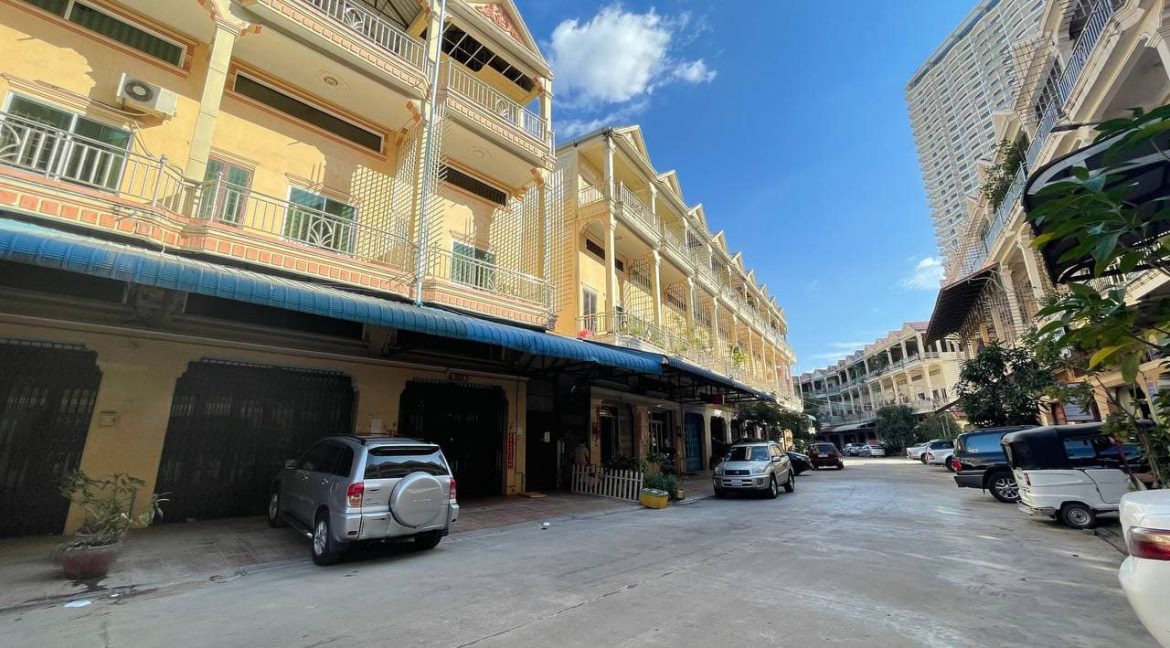 Spacious Shophouse with Good Location for rent in Tuol Kork (4)