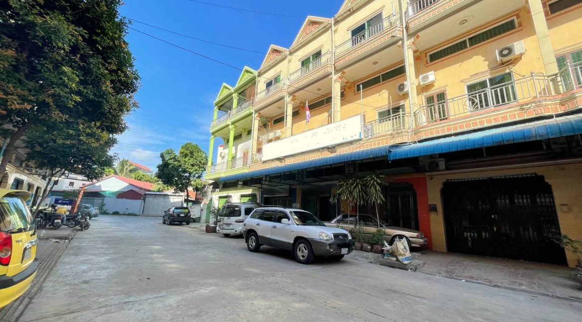 Spacious Shophouse with Good Location for rent in Tuol Kork (5)