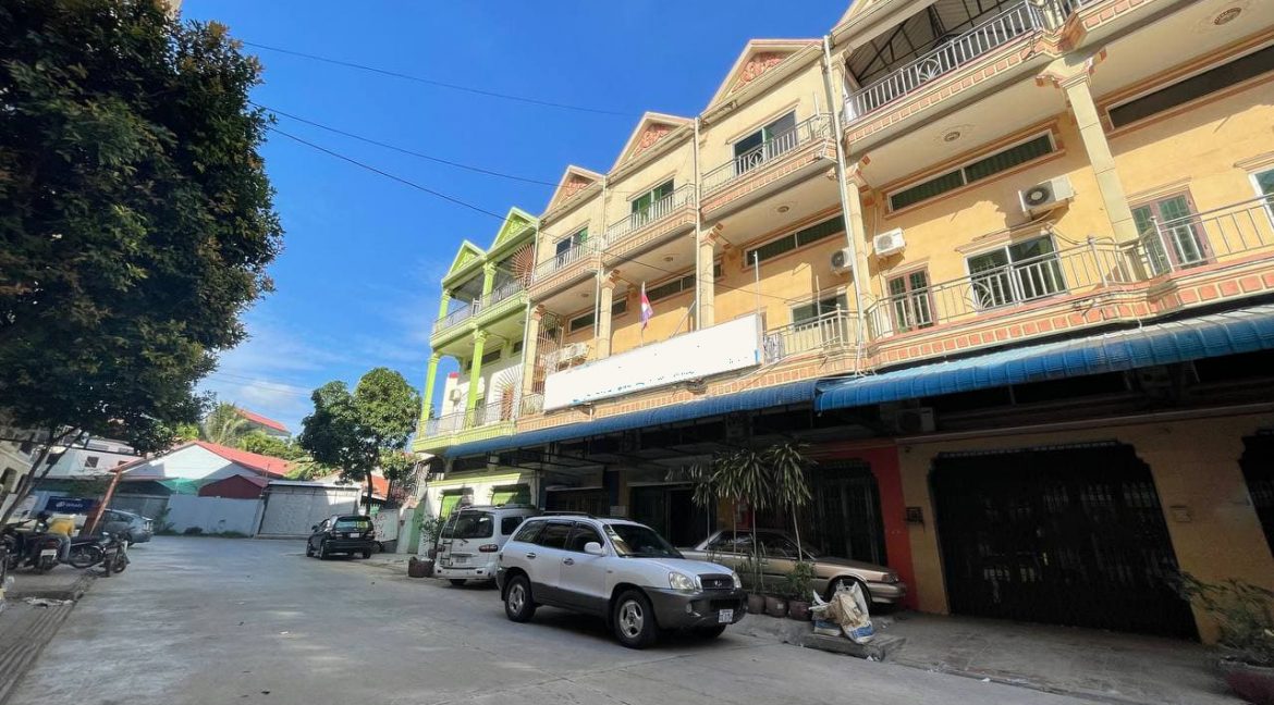 Spacious Shophouse with Good Location for rent in Tuol Kork (6)