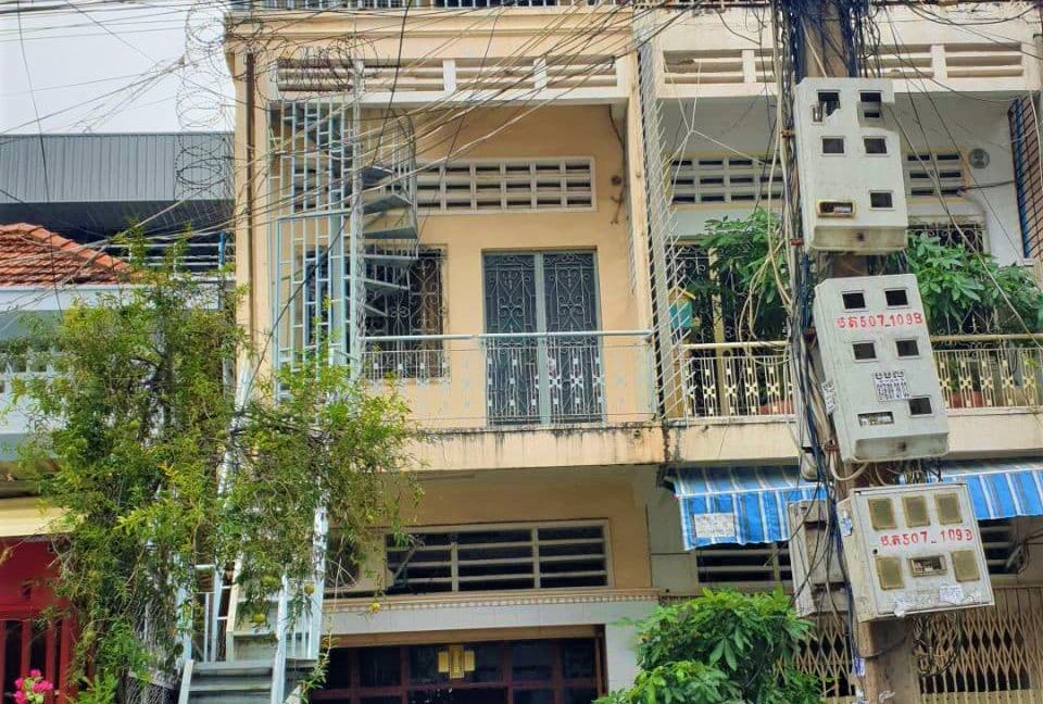 Urgent Shophouse for rent in BKK is available now (1)