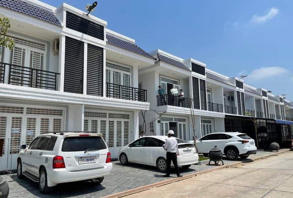 1Luxury Link Villa for Sale behind Prek Hoor Market in Takhmao City (4)