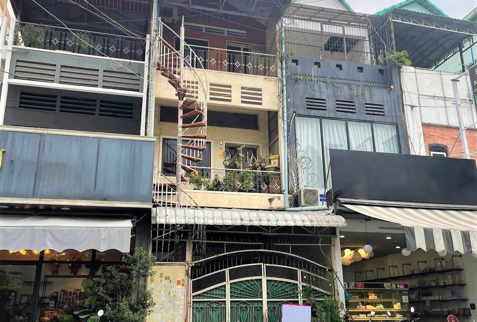 Good Location Shophouse for rent in the Ground Floor of the building in BKK area (1)