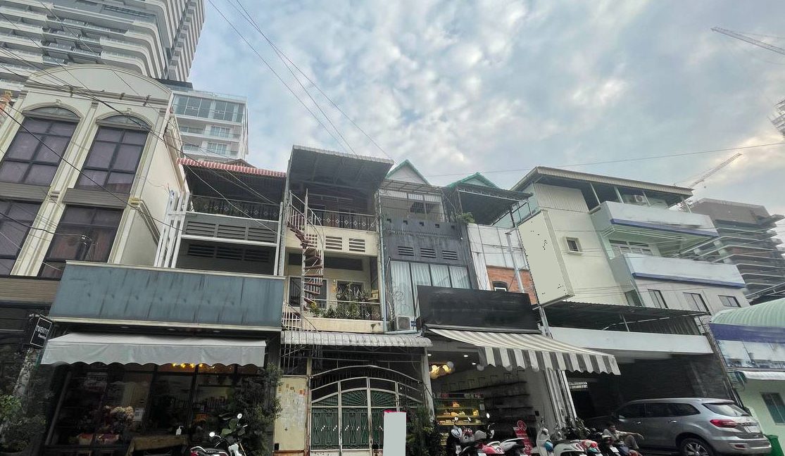 Good Location Shophouse for rent in the Ground Floor of the building in BKK area (2)