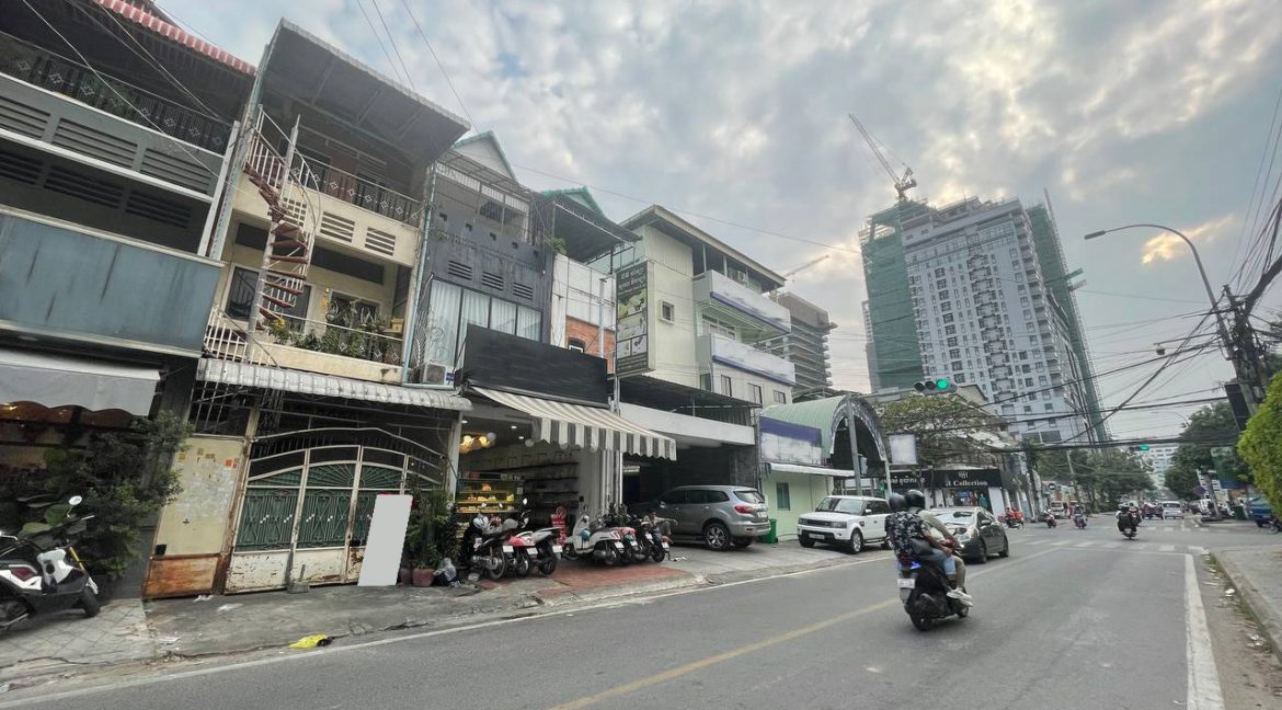 Good Location Shophouse for rent in the Ground Floor of the building in BKK area (3)