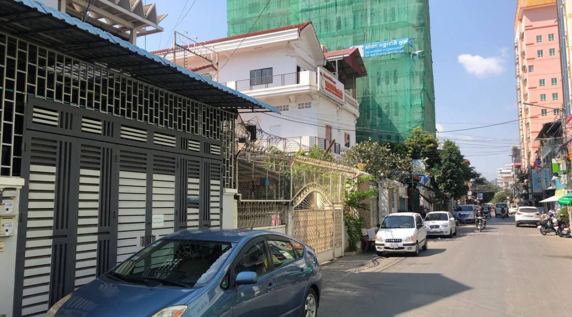 Ground floor House For Rent in Phnom Penh City Near IFL University (2)