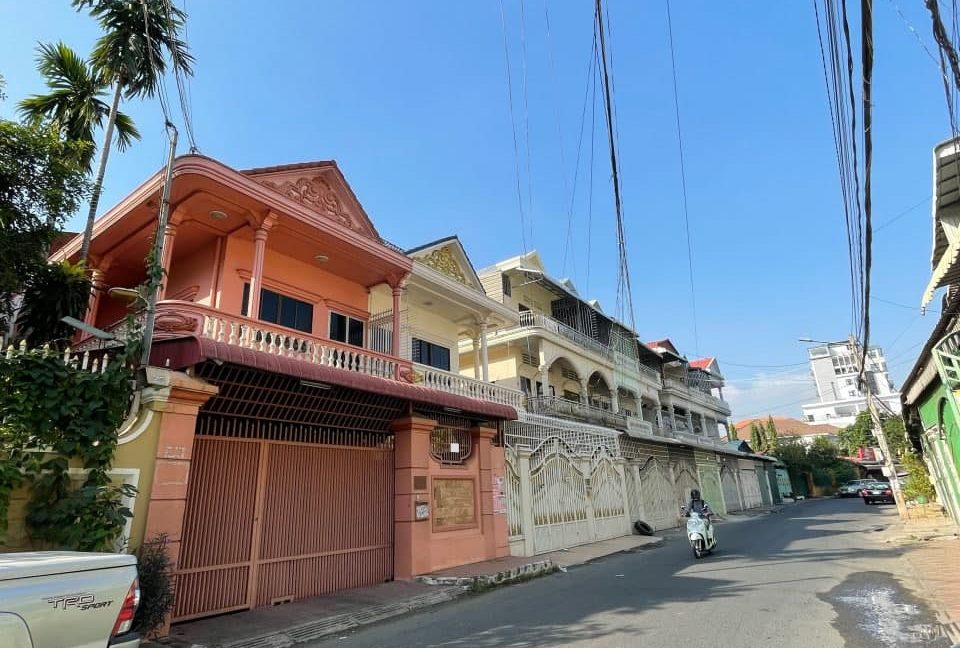 Large House for Sale in Tuol Tumpong area (2)