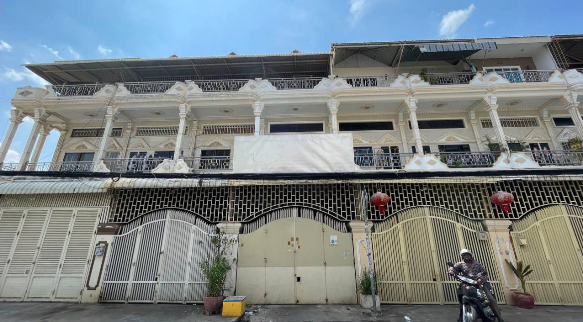 Spacious House for rent near Tuol Kork Market (1)