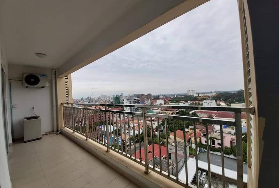 Spacious One Bedroom – Service Apartment with Balcony in Daun Penh available now (6)