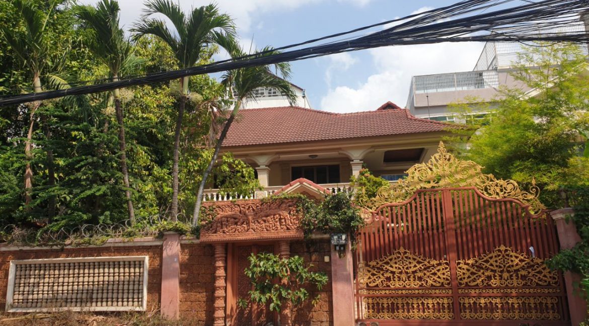 Spacious Villa with the Best Location for Rent in Toul Kork (1)