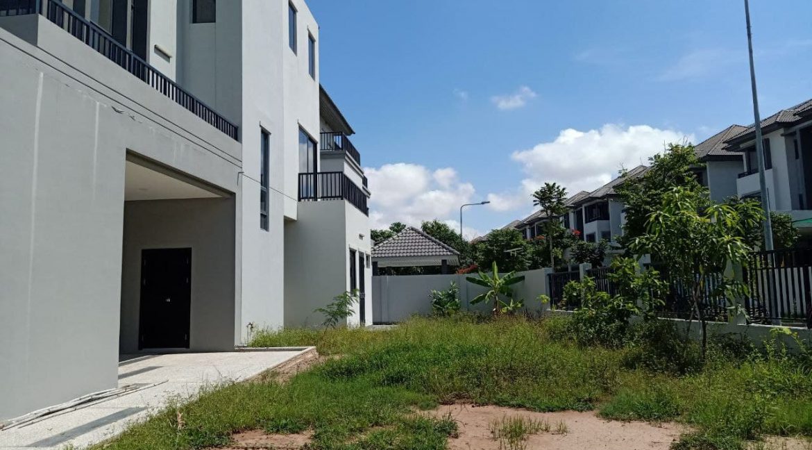 Very Nice Queen Villa For Sale In Borey Chip Mong Land (3)