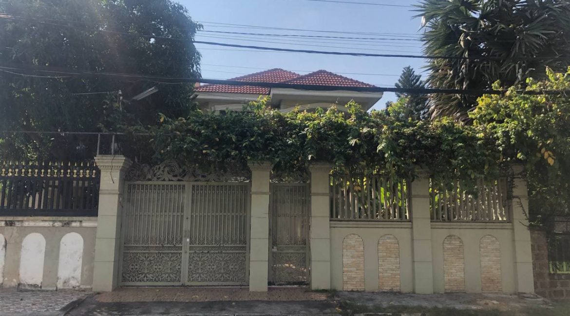 Villa For Rent at Good located in Phnom Penh City Near IFL University. (1)