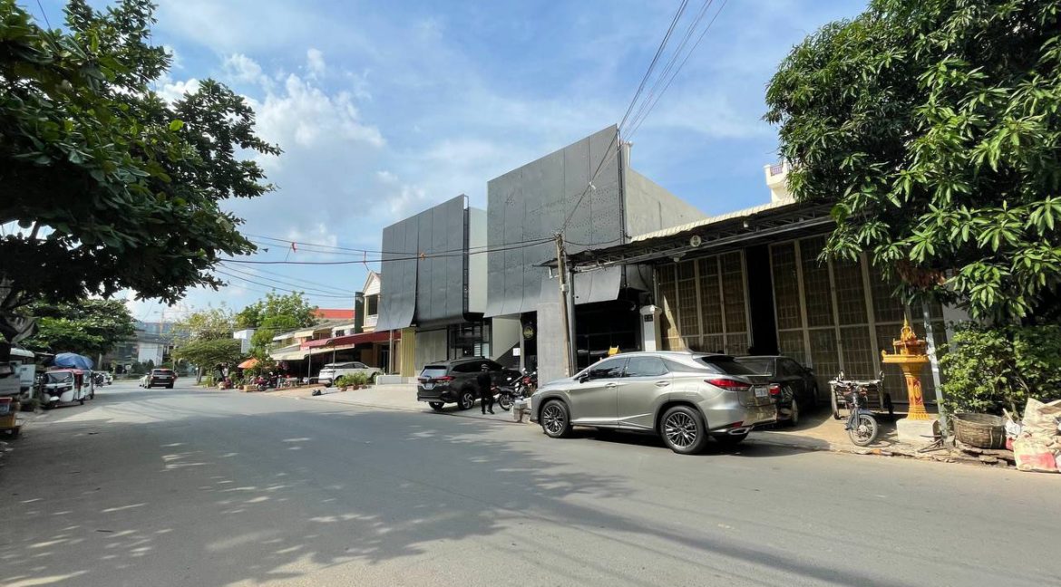 Spacious House with warehouse for rent in TK (3)