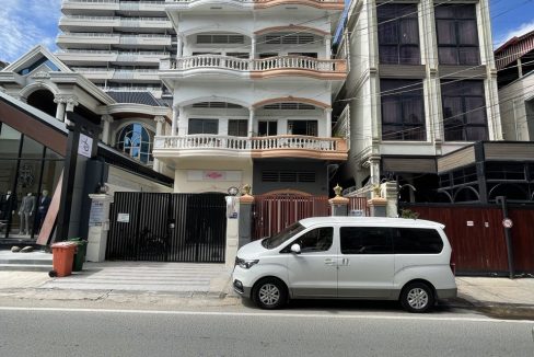 Flat on Commercial Location for Sale in BKK1 (1)