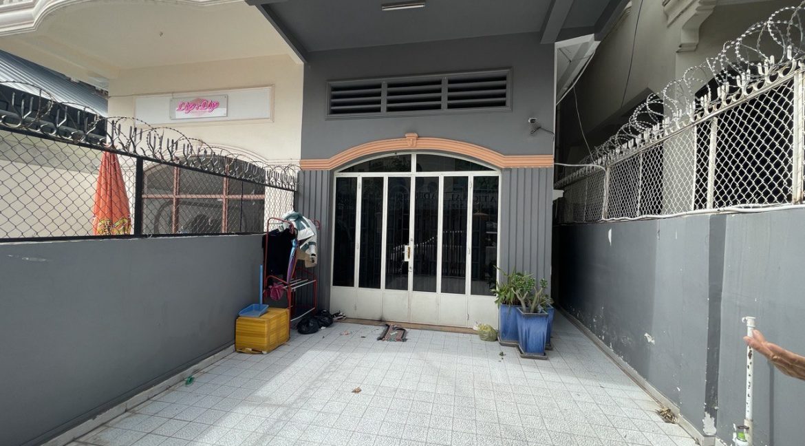 Flat on Commercial Location for Sale in BKK1 (3)