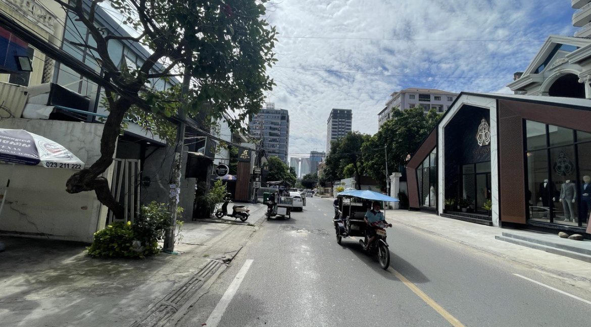 Flat on Commercial Location for Sale in BKK1 (7)