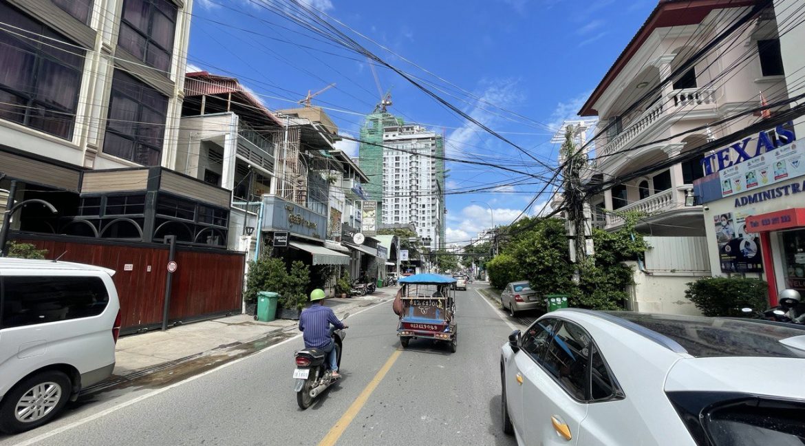 Flat on Commercial Location for Sale in BKK1 (8)